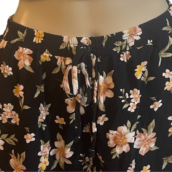 American Eagle Black & Peach Floral Print Ruffle Shorts - Picture 2 of 11